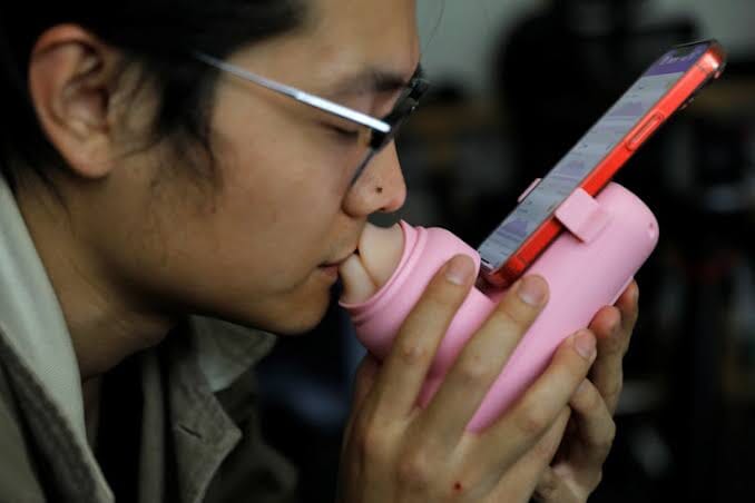 Chinese Startup Invents Long Distance Kissing Machine To Combat Loneliness, OCEANIC NET Chinese Startup Invents Long Distance Kissing Machine To Combat Loneliness, Chinese Startup Invents Long Distance Kissing Machine To Combat Loneliness